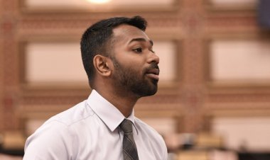 މީކާއީލް ވެސް ކުއްލިޔަކަށް އެވީ ބޯވަޔަކަށް