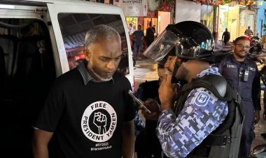 މުއައްޒަފުން މަސައްކަތުގާ ތިއްބާ މަޖުބޫރުން މުޒާހަރާއަށް