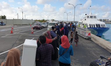 ވެލާނާ އެއަރޕޯރޓް ޓެކްސީ ކިއުގެ ބޮލުރިހުން