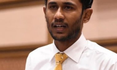 އަންނި ދެކެބިރުން ފިރުޝާންގެ ޝުކުރު އާޒިމަށް