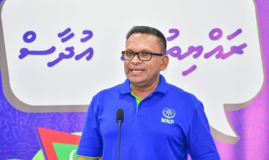 ނުވާނެ އެއްކަމެއް ނޯންނަ ނާޒިމް ޕެޑްކާޑް