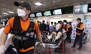 ފްލައިޓެއްގެ އިމަޖެންސީ ދޮރު ހުޅުވި މީހަކު ހައްޔަރުކޮށްފި