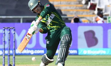 ކްރިކެޓް ކުޅުންތެރިއަކު ދީނަށްޓަކާ ކްރިކެޓުން ރިޓަޔަރ