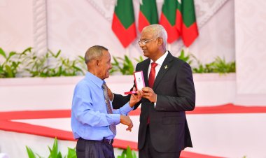 އަތޮޅުތަކުގާ ހިދުމަތްކުރެއްވި 65 ބޭފުޅަކަށް ހިދުމަތުގެއިނާމް