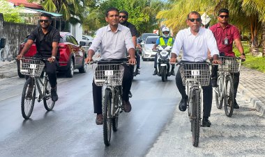 އައްޑޫ މޮޔަހެއްދުމުން ތަށި މިލްކުކުރުމަށް އަންނި އައްޑޫގައި.