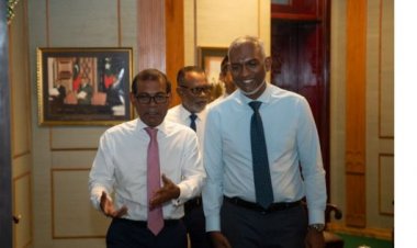 އިތުބާރުނެތް ރައީސް ކުރިމަތީ ހުވާކުރާ ރައީސް ކޮން ރައީސް!