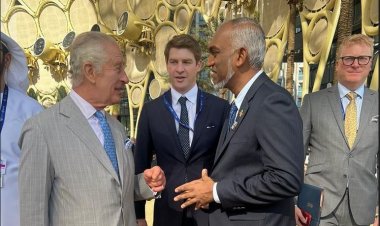 ކިންގް ޗާލްސާ 20 ސިކުންތަށް ދިމާވެގެން ފޮނުއެރުވުން