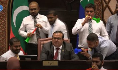 އަގަށް ދުންމާރި ފުމެދޭ ކަސްބީން މުއިއްޒަށް މަޖިލިސް ނޮޅާލަދިނުން!