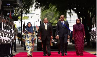 މުއިއްޒު އުޅެނީ އަޒުލު ނުކޮށްގެން