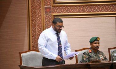 މުއިއްޒު އުޅެނީ ގާނޫނުން ބަދެގެން ގޮށްމުށުން ވެރިކަންކުރަން