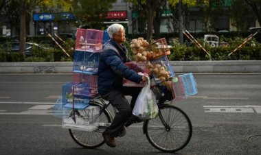 ޗައިނާ ބިނާކުރި މީހުން ސަލާންޖަހަން މަގުމަތީގަ!