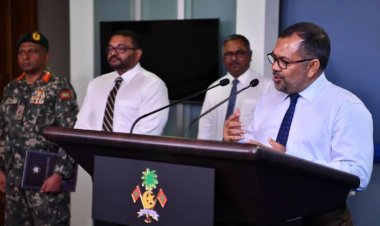 ޒަމީރާއި ގައްސާނު ލައްވާ މުއިއްޒު ބޮލާފޮށާ އަޅުވައިފި!