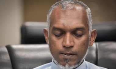 ޖެހިފާހުރި އިސް ރައީސް މުއިއްޒު ނަގަނީ ގަދަކަމުން