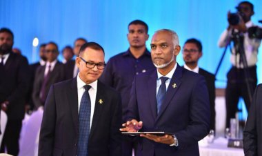 މުއިއްޒު އުޅެނީ ކައުންސިލްތަކުގެ ދަތްދޮޅި ދުއްވާލަން