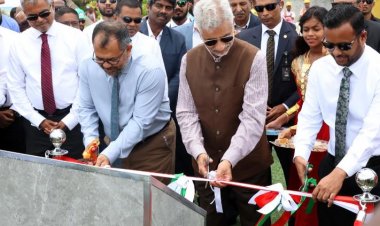 ކުރީސަރުކާރެއް ނޫން މިސަރުކާރު - މިސަރުކާރެއް ނޫން ކުރީސަރުކާރު