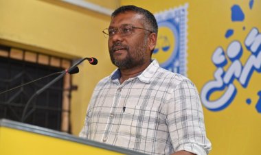 ދިވެހި ދިދައަށް ނޫނީ ބޯނުލަބާން ބުނި މުއިއްޒު އެމެރިކާ ދިދަޔަށް ބޯލަބަންޖެހުނީ