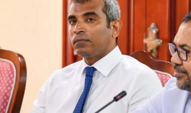 އޮޑިޓަރ ޖެނެރަލް ވެސް މުއިއްޒުގެ މުށުތެރޭގައި؟