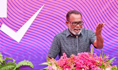 ސިޔާސީ ތަޖުރިބާގައި އަދުރޭ މުއިއްޒަށްވުރެ ސްމާޓްވާނެ!