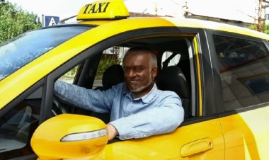 މުއިއްޒު ދަތް އެ އެޅީ ޓެކްސީ ޑްރައިވަރުންގެ ނޭވާހޮޅީގަ!