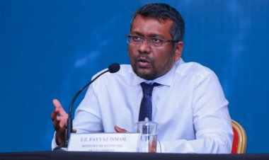 މުއިއްޒު ގާނޫނުއަސާސީގެ އޮނިގަޑު ރޫޅާލައިފި: ފައްޔާޒު