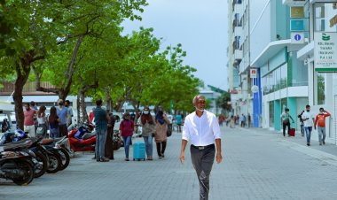 މުއިއްޒަށް ރޯދަމަސް ނިމޭހިސާބު ނުފެނިގެން ބޮޑުތަކުރުފާނުމަގު ނުފެށިފަ!
