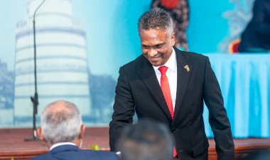 ސަރުކާރުން އުޅެނީ ނިޒާމަށް ފޫހިކޮށްލުވާ ސަރުކާރަށް ބަރޯސާކުރުވަން: އާޒިމް