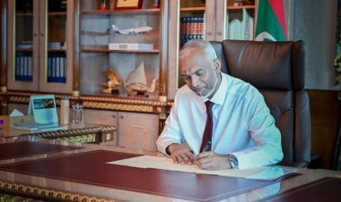 އިންތިހާބީ ކައުންސިލަރުންގެ މޫނުގައި މުއިއްޒު ކޮޅުފައިން ޖަހައިފި