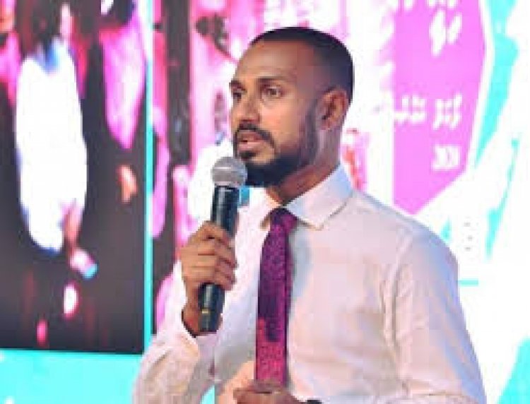 ފެނަކަ މުއާޒު ރަޝީދަށް
