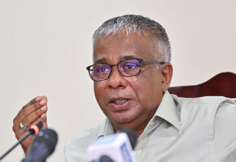 މީހުން ބުނާނީ މުއިއްޒަކީ ބޮޑު މުނާފިގެކޭ! ކައްޒާބެކޭ! : އަކުރަމް
