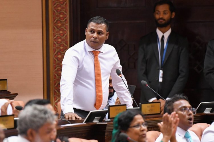 މީޑިއާގެ ދިފާއުގައި އައްބާސް ދައްކަވާ ނަމޫނާއަށް ސެލިއުޓްކުރެވޭ