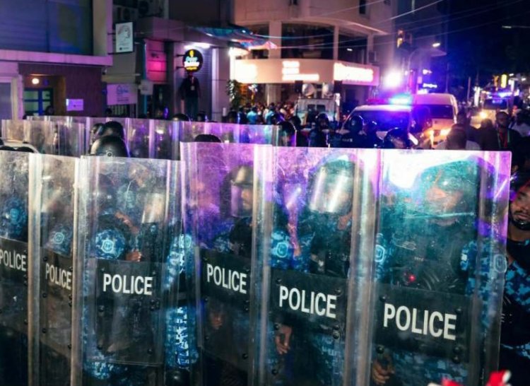 މުއިއްޒުމެން މުޒާހަރާކުރި ކޮންމެ ފަހަރަކު ވެރިކަން ވެއްޓުނު؟