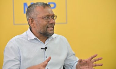 ފެންނަނީ އޮޅުވާލައިގެން ވޯޓު ކަރުދާސްކޮޅު ދޭން އުޅޭ މަންޒަރު: ފައްޔާޒް