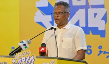 ރައްޔިތުން ތިބެންޖެހޭނީ ކުންފުންޏެއްގެ ދަަށުގައެއް ނޫން: އާޒިމް