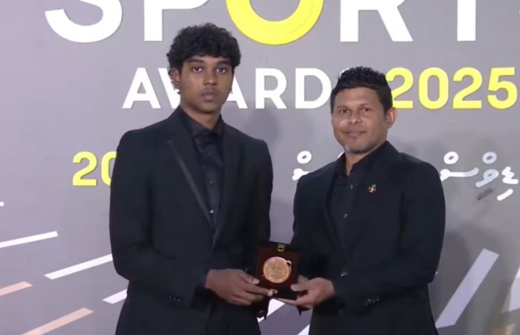 އުމައިރަށް އެވޯޑް ދިނަސް ދިވެހީންގެ ރާއްޖެ އޮތީ ރަތުގަ!