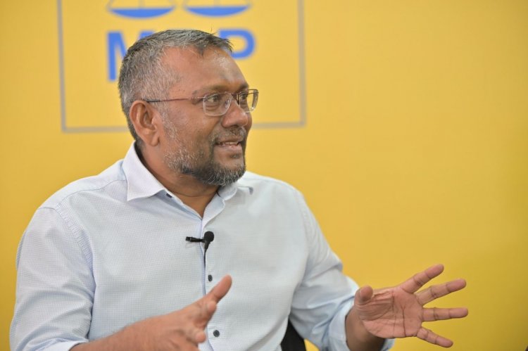 ފެންނަނީ އޮޅުވާލައިގެން ވޯޓު ކަރުދާސްކޮޅު ދޭން އުޅޭ މަންޒަރު: ފައްޔާޒް