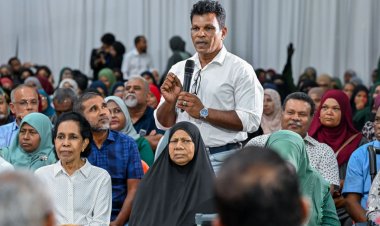 ޒަރިޔަންދަށް: މުއިއްޒަށް ދަރަނި މެނޭޖުކުރަން ނޭނގުމުން ބައެއްގެ ބޮލަށްނުކަނޑާ