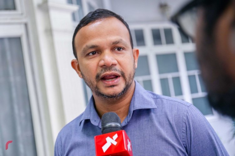 ރަޢީސް މަޝްވަރާގެ މޭޒަށް ވަޑައިގަންނަވާ: އަލީ ހުސައިން