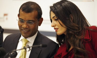 ރައީސް ނަޝީދުގެ ދިފާއީވަކީލު އާމާލު ކްލޫނީ ގެދޮރުދޫކޮށް ނިކުމެއްޖެ