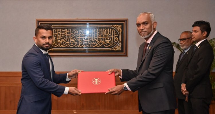 މަގާމަށް ލޮނުވެލިނުހިކި ރައްޔިތުންގެ ނިންމުމަށް ގޮންޖެހި އީސީ ރައީސް