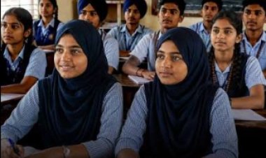 ސްކޫލު ޔުނީފޯމާއެކު ބުރުގާއެޅުން އަނެއްކާވެސް ބޮޑު ބަހުސަކަށް